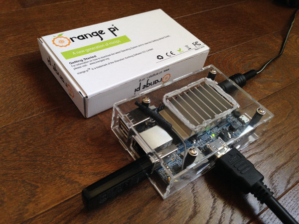 OrangePiPlus2Eに透明ケースと放熱器付けてHDMIに接続。