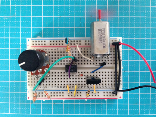 電圧制御のPWMモーター速度可変回路をブレッドボードでテスト。