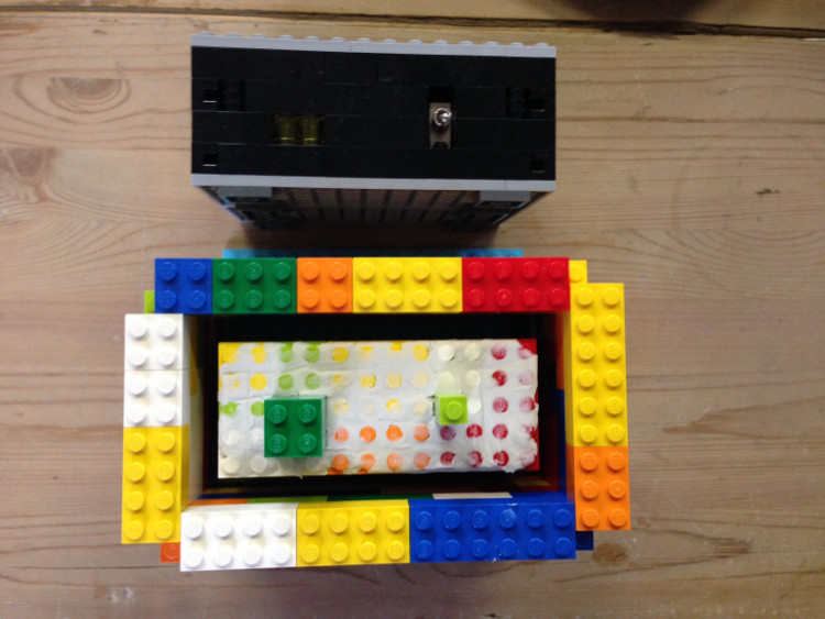 コンクリート、モルタルの型枠をレゴでつくる。アンプと比較