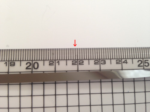 21.9cmを測って印をつけてハサミで切ります
